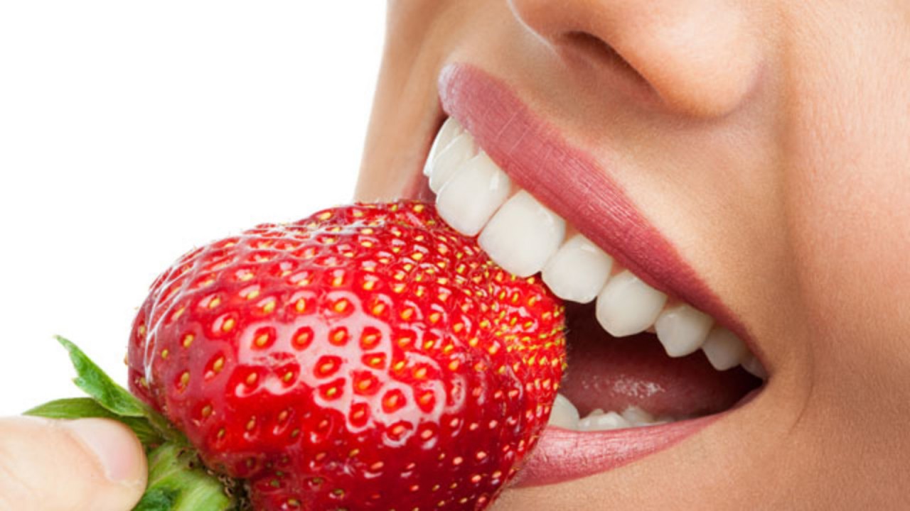 5 продуктов, которые помогают отбеливать зубы