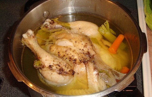 Tavuk Haşlanmış (Et ve Deri) Kaç Kalori