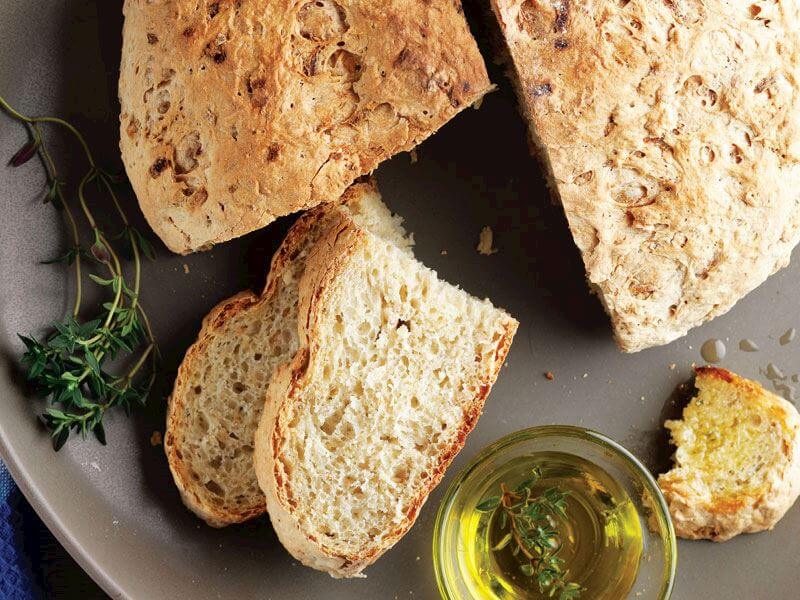 Овсяный хлеб в духовке рецепты. Хлеб из овсяных хлопьев. Хлеб с овсяными хлопьями. Овсяный хлеб на сковороде. Овсяный хлеб квадратиками.