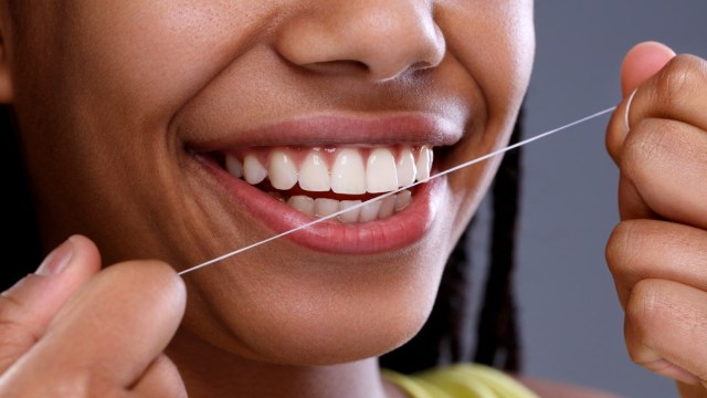 Dişlerinizi Diş İpi İle Temizlemenin En İyi Yolu Nedir?