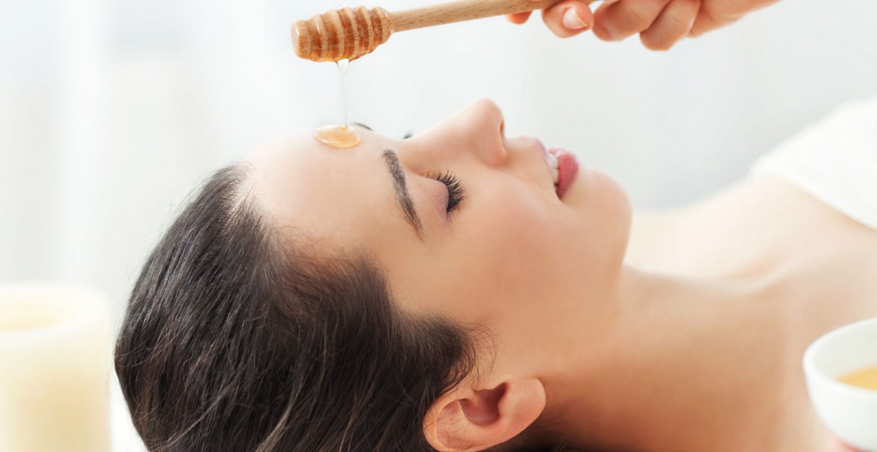 Как нанесение меда на лицо может помочь вашей коже