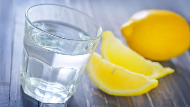 Limon Suyu İle Vücudunuza Ve Cildinize Detoks Yapın