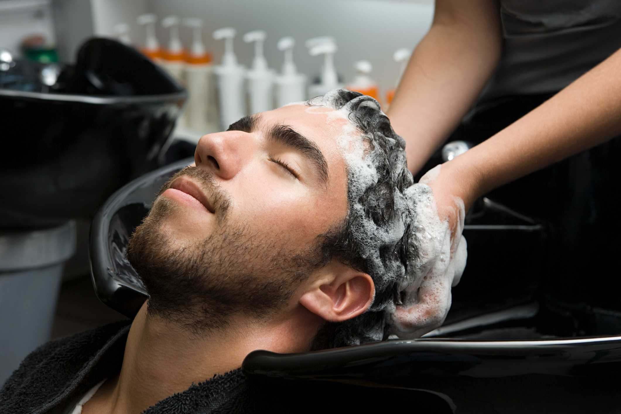 Как правильно мыть мужчину. Мытье головы. Мужская стрижка в салоне. Мытьё головы в парикмахерской. Мытье головы мужчине.