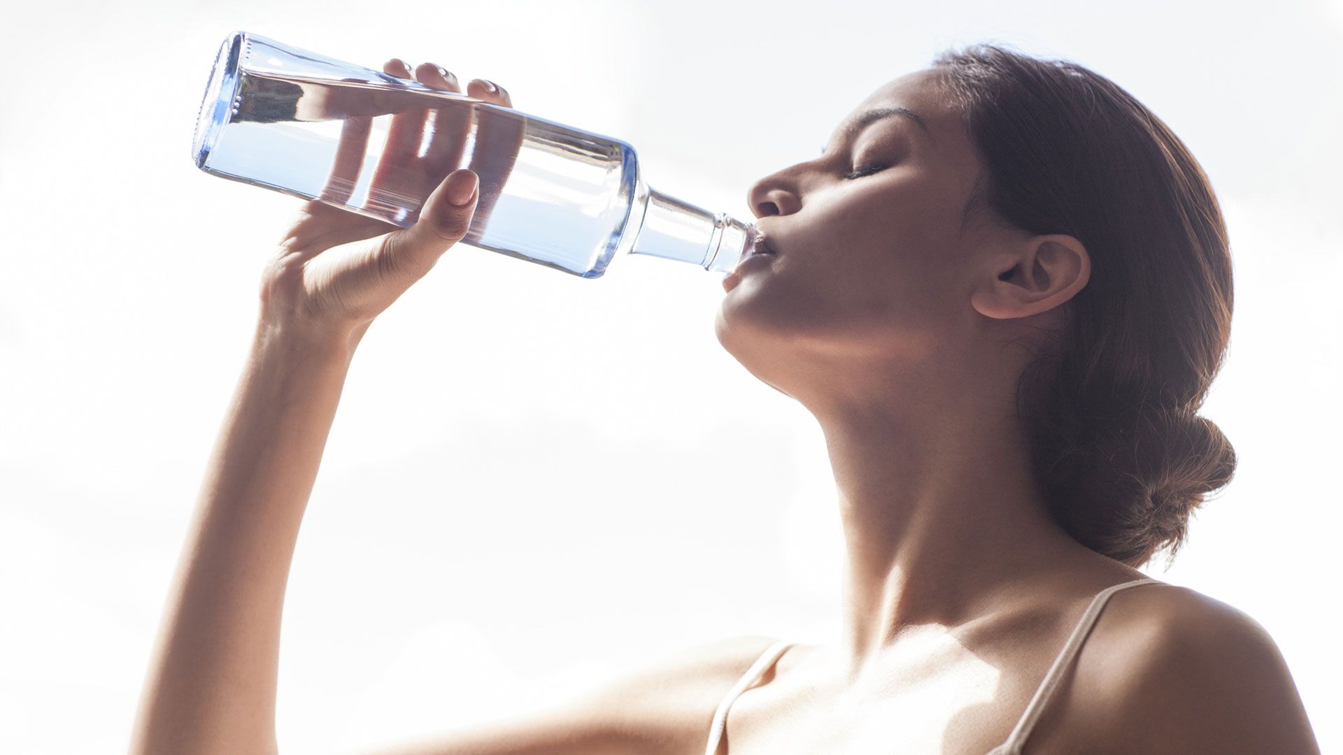Поставь попей. Человек пьет воду. Питье воды. Девушка пьет воду. Человек пьющий воду.