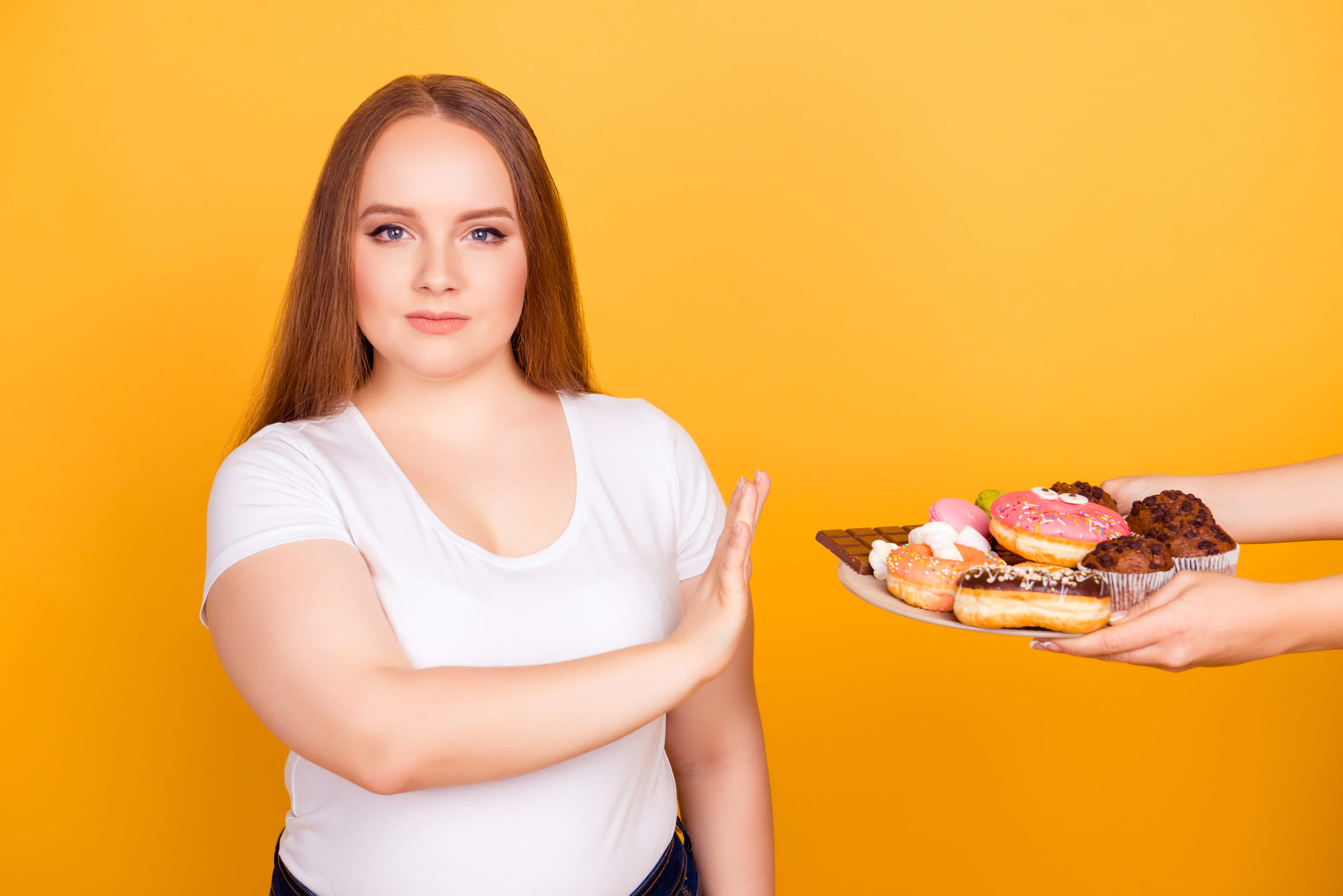 Про толстеют. Человек на диете. Девушка с лигним вксрм. Женщина с лишним весом. Толстая женщина с едой.