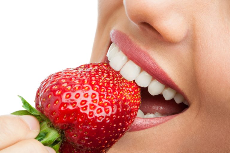 Diş Lekelenmesi Nasıl Geçer? Dişleri Beyazlatmaya Yardımcı Besinler